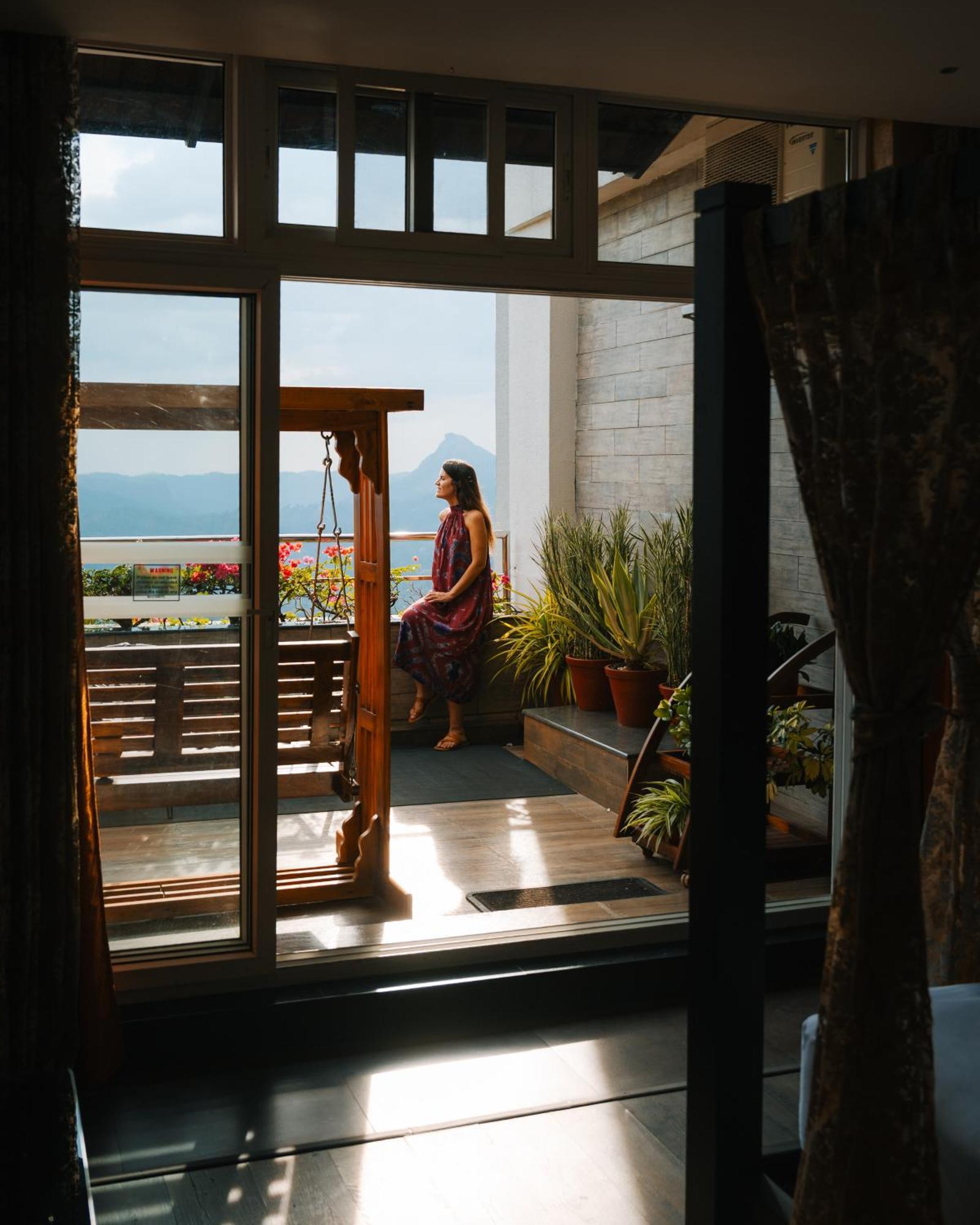 The Panoramic Getaway Hotel Munnar Eksteriør billede A woman on a balcony