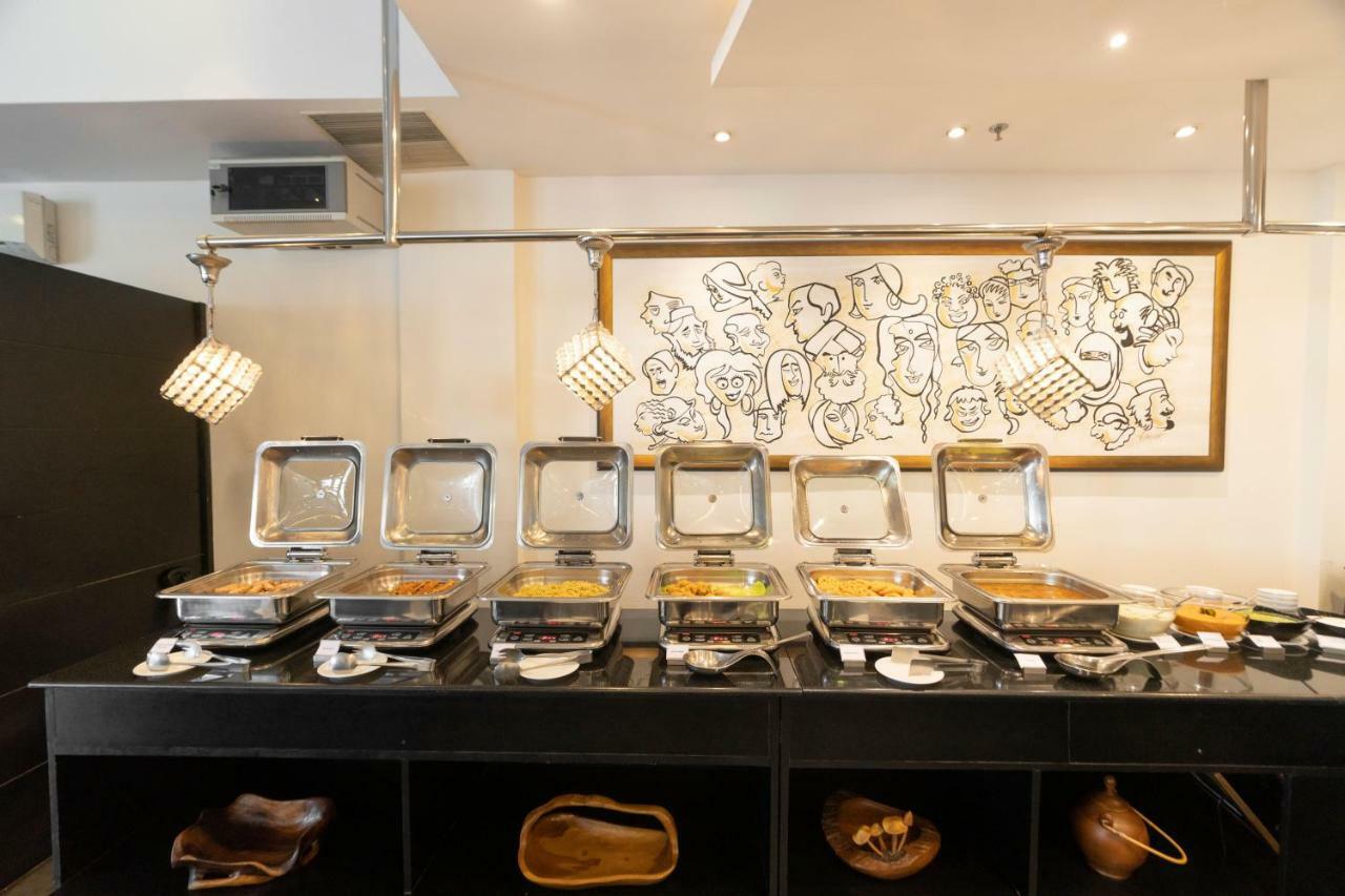 The Panoramic Getaway Hotel Munnar Eksteriør billede A chafing dish buffet