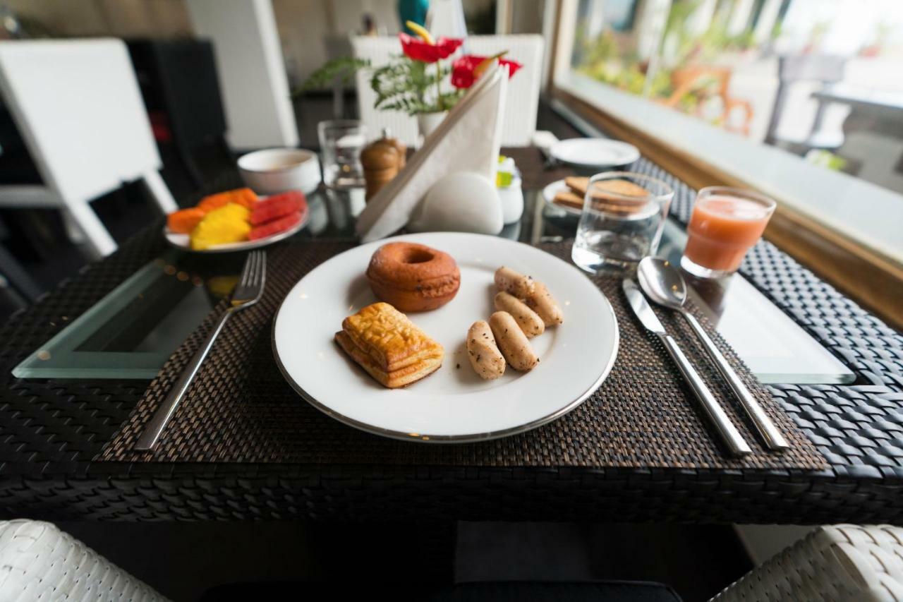 The Panoramic Getaway Hotel Munnar Eksteriør billede A breakfast table at a hotel