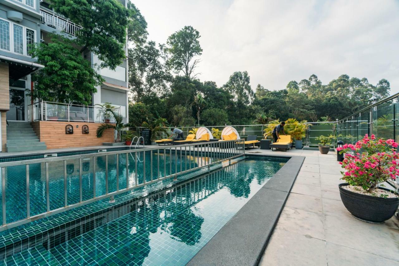 The Panoramic Getaway Hotel Munnar Eksteriør billede The swimming pool at the hotel